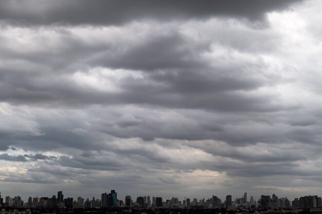 Dunkle Gewitterwolken vor Regen