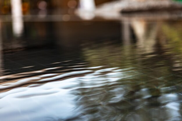 Dunkle glatte Wasseroberfläche in einem See