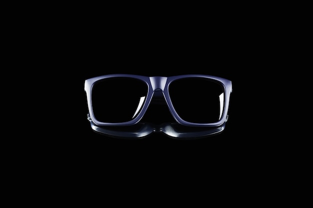 Dunkle klassische Sonnenbrille auf schwarz verspiegelter Oberfläche