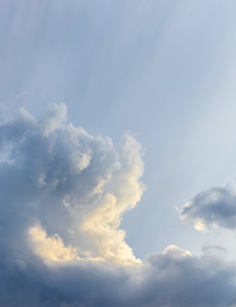 Dunkle, lockige Wolken am Himmel, die von der Sonne beleuchtet werden