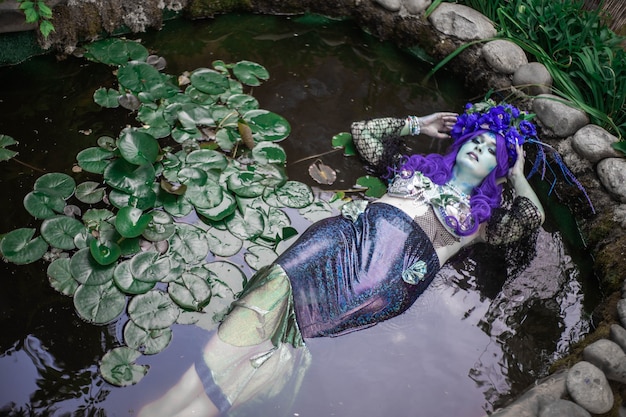 dunkle Meerjungfrau-Sirene im Teich