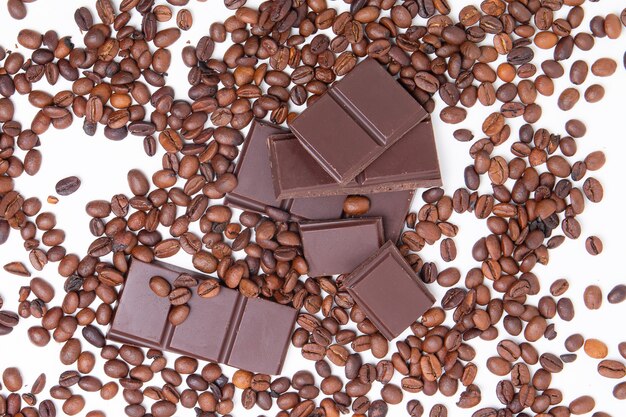 Dunkle Milchschokolade und Kaffeebohnen