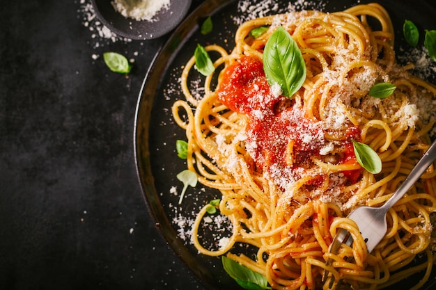 Dunkle Platte mit italienischen Spaghetti auf Dunkelheit