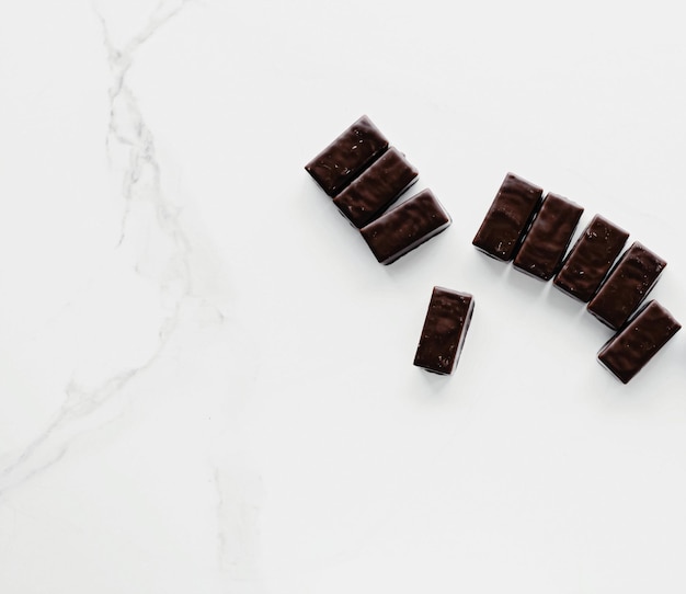 Dunkle Pralinen isoliert auf weißem Hintergrund süßes Essen und Dessert