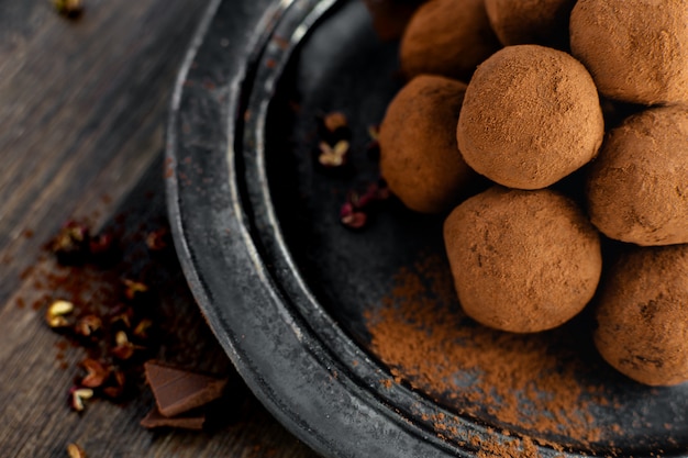 Dunkle Pralinen-Trüffel mit Sichuan-Pfeffer