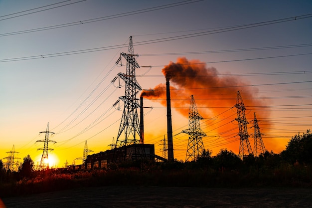 Dunkle Schatten von Hochspannungstürmen Sunset Silhouetten von großen elektrischen Konstruktionen