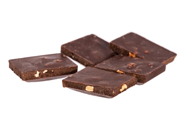 Dunkle Schokolade mit Nüssen in einem Haufen isoliert auf weißem Hintergrund. Foto in hoher Qualität