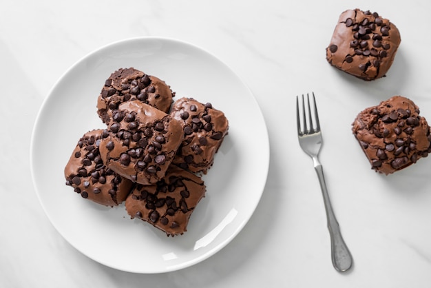 dunkle Schokoladen-Brownies mit Schokoladenstückchen