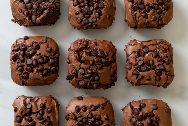 dunkle Schokoladen-Brownies mit Schokoladenstückchen