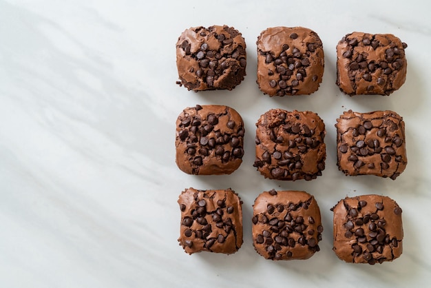 Dunkle Schokoladenbrownies mit Schokoladenstückchen obendrauf