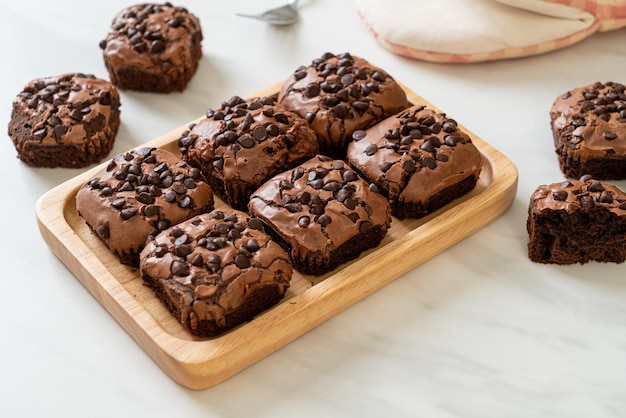 Dunkle Schokoladenbrownies mit Schokoladenstückchen