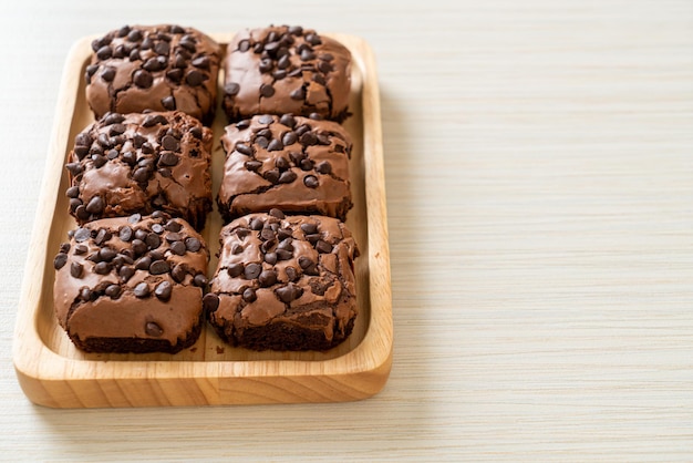 Dunkle Schokoladenbrownies mit Schokoladenstückchen