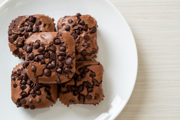 dunkle Schokoladenbrownies mit Schokostückchen oben on