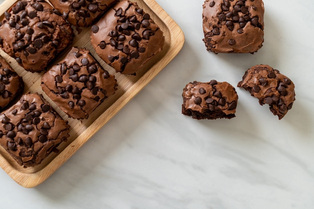 dunkle Schokoladenbrownies mit Schokostückchen oben on