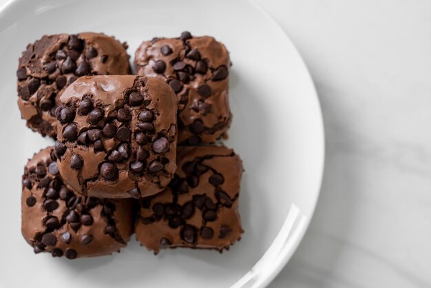 dunkle Schokoladenbrownies mit Schokostückchen oben