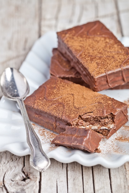 Dunkle Schokoladenkuchen und Löffel