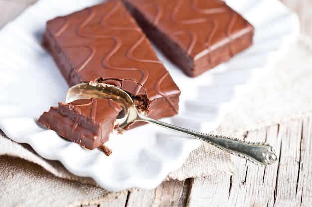 Dunkle Schokoladenkuchen und Löffel