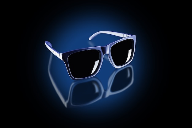 Dunkle Sonnenbrille im Kreis des blauen Lichts auf schwarzer reflektierender Oberfläche.