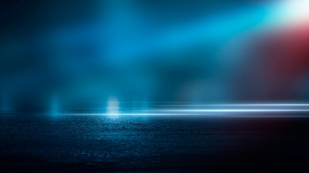 Dunkle Straße nasse Asphaltreflexionen von Strahlen im Wasser Abstrakter dunkelblauer Rauchsmog Leere dunkle Szene Neonlichtscheinwerfer