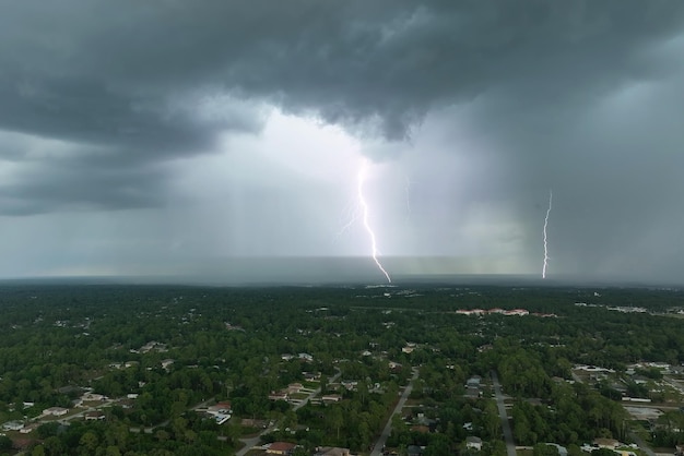 Dunkle stürmische Wolken bilden sich am düsteren Himmel vor schweren Regenfällen über dem Stadtgebiet