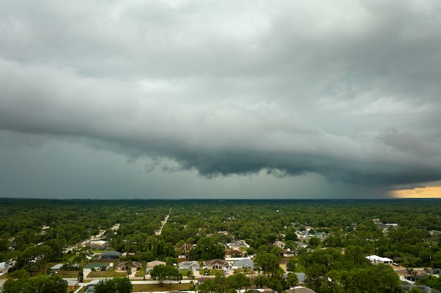 Dunkle stürmische Wolken bilden sich am düsteren Himmel vor schweren Regenfällen über dem Stadtgebiet