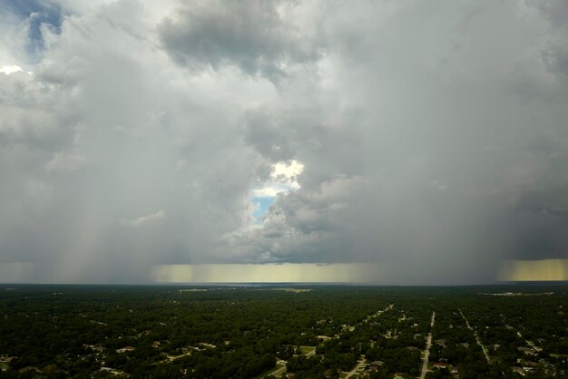 Dunkle stürmische Wolken bilden sich während der schweren Regenzeit über dem Vorstadtgebiet am düsteren Himmel