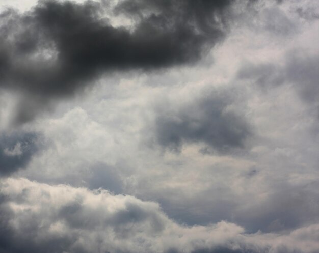 Dunkle Sturmwolken vor Regen