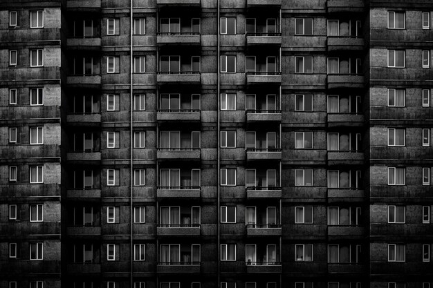 Dunkle Textur mit Fenstern und Türen in einem Hochhaus symbolisiert Gefühle der Depression