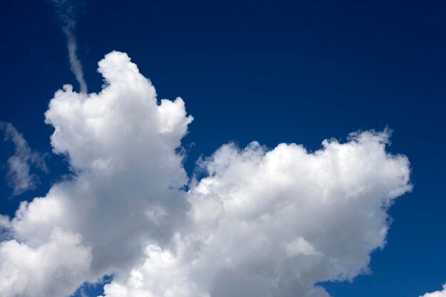 Dunkle und glänzende weiche Wolken am saisonalen Wetterkonzept des Himmels