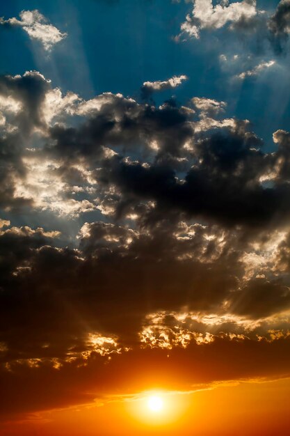 Dunkle und glänzende weiche Wolken am saisonalen Wetterkonzept des Himmels