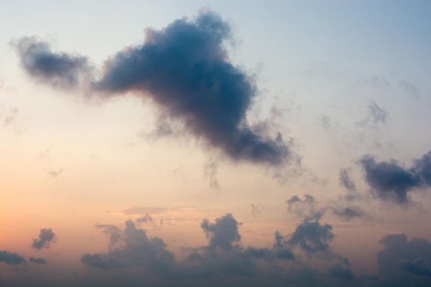 Dunkle und graue Wolken am Himmel gefunden