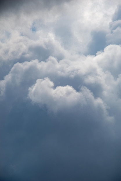 Dunkle und graue Wolken am Himmel