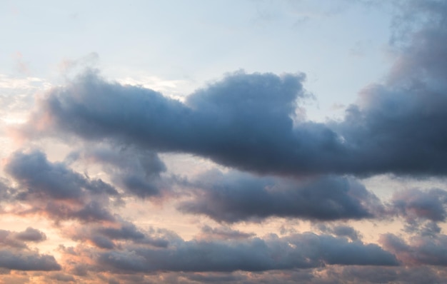 Dunkle und graue Wolken am Himmel