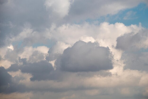 Dunkle und graue Wolken sind am Himmel