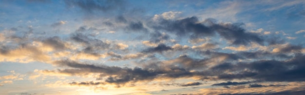 Dunkle Wolken am blauen Himmel bei Sonnenuntergang