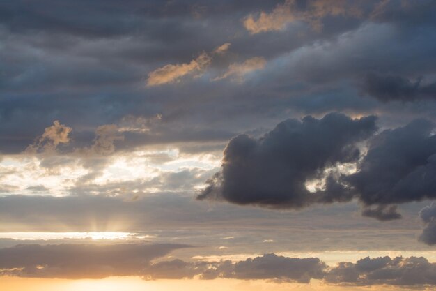 Dunkle Wolken am Himmel