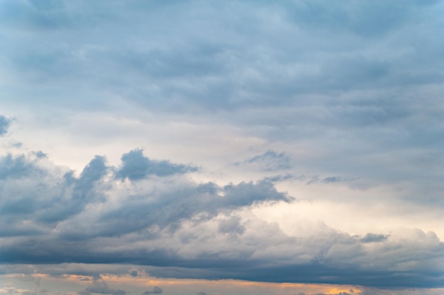 Dunkle Wolken Bewölkter regnerischer windiger Himmel am Abend bei Sonnenuntergang Natürlicher Hintergrund für Design