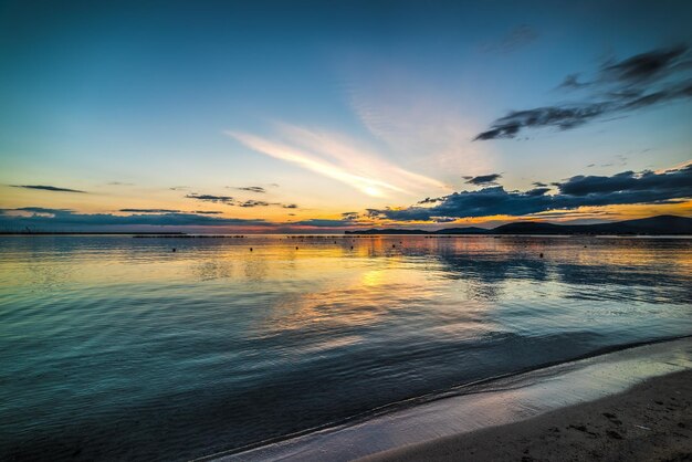 Foto dunkle wolken über alghero bei sonnenuntergang sardinien