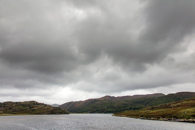 Dunkle Wolken über walisischen Bergen