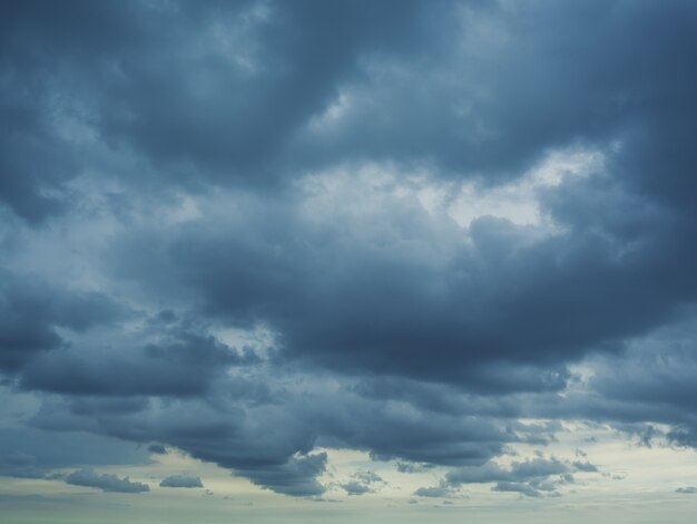 Dunkle Wolken von kommendem Sturm und Regen.