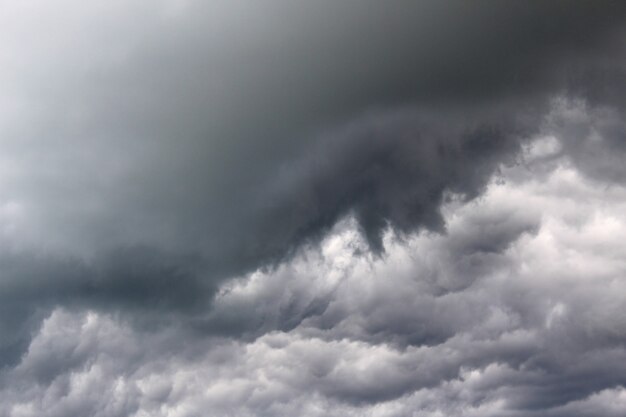 Dunkle Wolken vor dem Regen bedeckten den ganzen Himmel