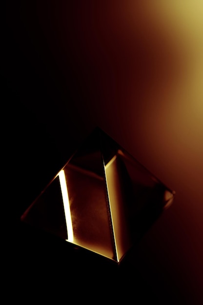 Dunkler abstrakter Hintergrund mit einem schüchternen Objekt. Glasobjekt im Dunkeln
