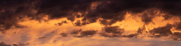 Dunkler dramatischer Himmel mit dicken Wolken nach Sonnenuntergang