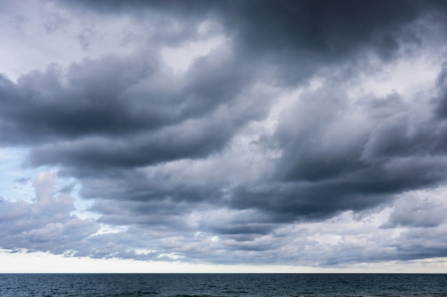 Dunkler dramatischer Himmel und stürmische Wolken über tropischem Meer