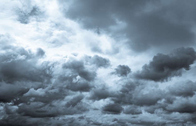 Dunkler dramatischer Himmel und Wolken.