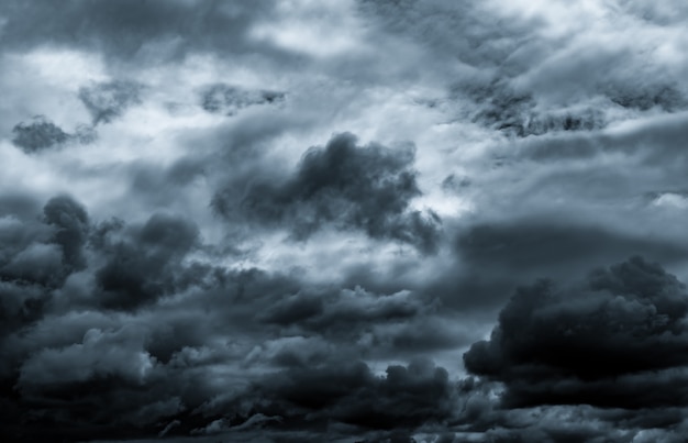 Dunkler dramatischer Himmel und Wolken.