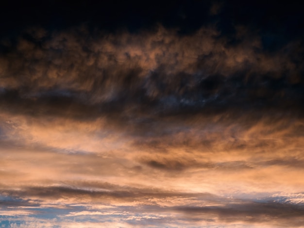 Dunkler Farbverlauf des Abendhimmels. Bunter bewölkter Himmel bei Sonnenuntergang.