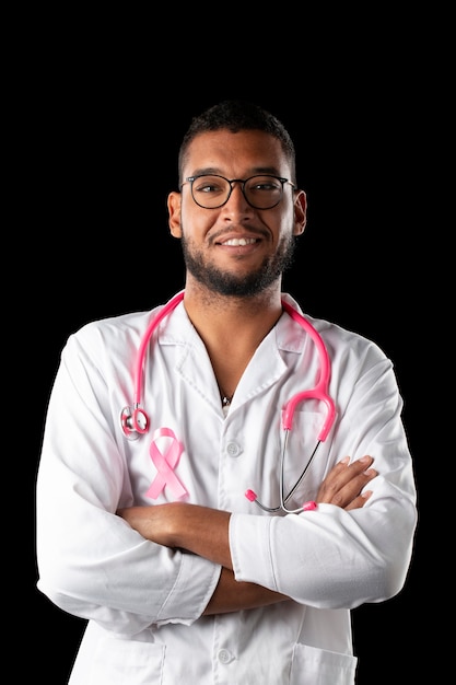 Dunkler Hautarzt mit rosa Stethoskop und rosa Bewusstseins-Brustkrebsband