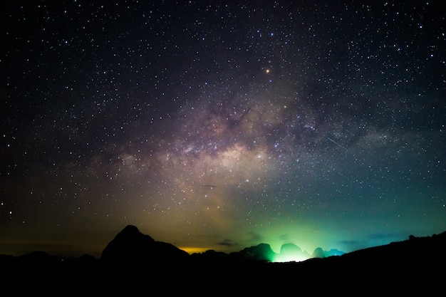 Dunkler Himmel der Milchstraße und sternenklare Schleife. Milchstraße Nachthimmel und Sternenschleife
