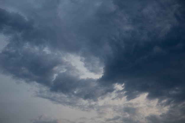 dunkler Himmel und Wolke vor Regen